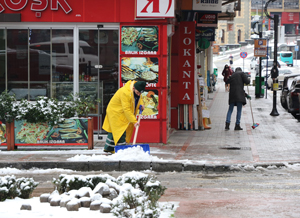 Rize Belediyesi'nin Kaldırımlarda Kar Temizleme Çalışmaları Devam Ediyor