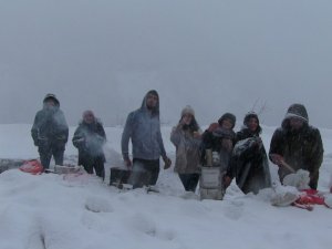 Artvin’de Kar Nedeniyle Yolda Kalan Vatandaşlar Çileyi Eğlenceye Çevirdi