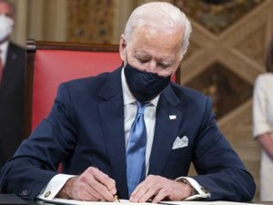 Biden "Başkan" Olarak İlk Belgelerini İmzaladı