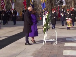 Biden, Arlington Ulusal Mezarlığı’na Çelenk Bıraktı