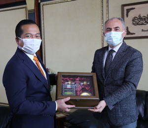 Endonezya Büyükelçisi Iqbal, Rize Belediye Başkanı Metin’i Ziyaret Etti