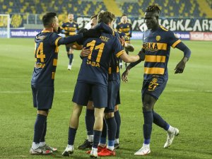 Karşılaşmanın İlk Yarısı Ev Sahibi Ekibin 1-0 Üstünlüğüyle Sona Erdi