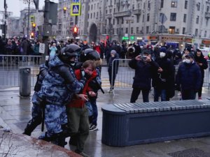 Rusya’da Navalny Destekçilerine Polisten Plastik Mermi Ve Gazlı Müdahale