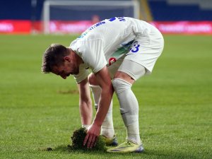 Fatih Terim Stadyumu’nun Zemini Oyuncuları Zorladı