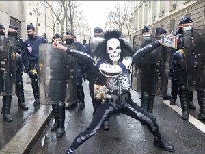 Paris’te Sol Sendikalar Şirketlerin İşçi Çıkarmasını Protesto Etti