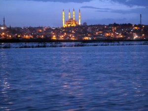 Taşkın Suları Deniz Kenarı İzlenimi Veriyor