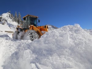 Kar Kalınlığı 2 Metreyi Bulan Macahel Bölgesinin Yolu Açıldı