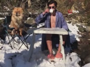 Kahvesini Yudumlayıp Buz Gibi Suya Atladı
