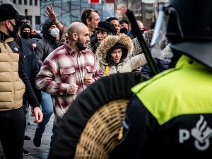 Hollanda’da Covid-19 Kısıtlamaları Karşıtı Protesto: 30 Gözaltı