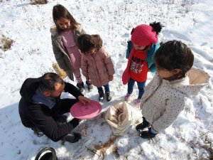 Gümüşhane’de Çocuklar Kuş Yemliği Yaparak Mutlu Oluyor