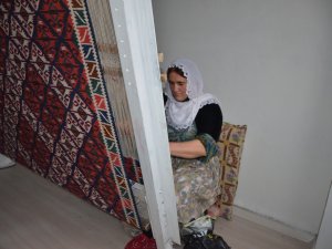 2 Yıl Önce Başladığı 7 Metre Uzunluğundaki Jirki Kilimini Bitirmeye Çalışıyor