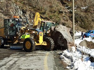 Dev Kaya Karayoluna Düştü İki İş Makinesi Zor Kaldırdı