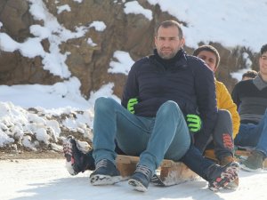 Trafiğe Kapalı Yol Kayak Pisti Oldu, Çocuklar Babalarıyla Doyasıya Eğlendi