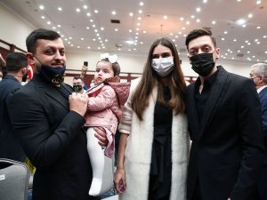 Mesut Özil, Ailesiyle Beraber Tören Alanına Geldi