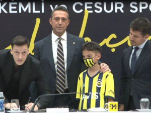 Mesut Özil, Fenerbahçe’ye Resmi İmzayı Attı!