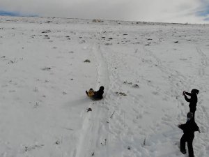 Naylon Poşetle Kaydılar, Çocuklar Gibi Eğlendiler