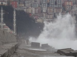 Zonguldak’ta Dalgalar 7 Metrelik İstinat Duvarını Aştı
