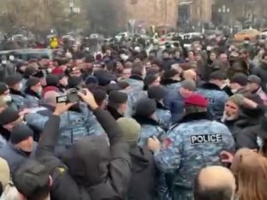 Ermenistan’da Protestocular Savcılık Ve Hükümet Binasına Yürüdü: 26 Gözaltı