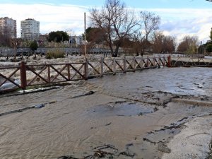 Dünyaca Ünlü Şelale Yağmur Sonrası Coştu, Denizin Rengi Kahverengiye Döndü