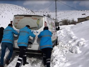 Önce Kara Saplanan Araçlarını Çıkardılar Sonrada Hastalarını Muayene Ettiler