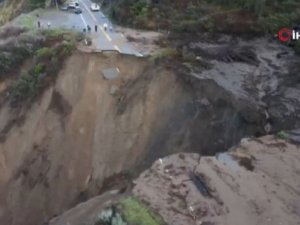 California’da Şiddetli Yağmur Sonrası Kıyı Şeridindeki Yol Çöktü