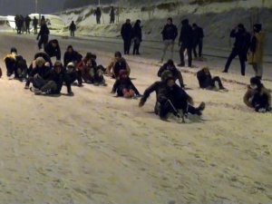 Kısıtlamaya Rağmen Sokağa Çıkıp Karın Keyfini Çıkardılar