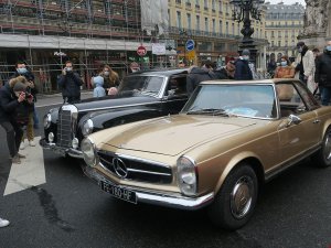 Paris’te 700 Klasik Araba, Geleneksel Sokak Turuna Çıktı