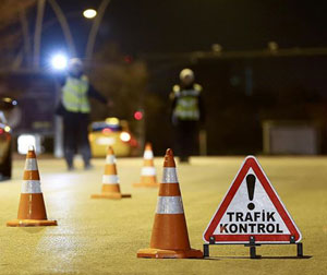 Trabzon'da elektrik direğine çarpan otomobilin sürücüsü hayatını kaybetti