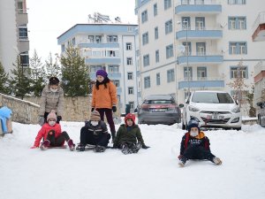 Çocukların Tepsiyle Kayak Keyfi