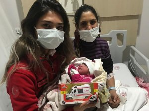 Depremde İnci’yi Kurtaran Edanur, Otobüste Doğum Yaptırdı