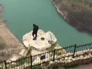 Fotoğraf Çekmek Uğruna Canlarını Hiçe Sayıyorlar