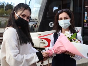 Raylara Düşen Kız Hayatını Kurtaran Vatmanı Unutmadı: "Ona Bir Can Borçluyum"