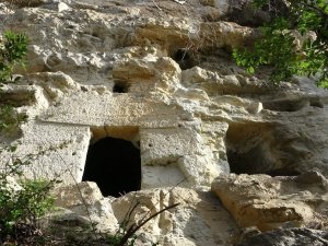 Kayalar Oyularak Yapılan Pedromida Kilisesi Definecilerin Hedefi Haline Geldi