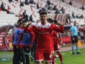 Antalyasporlu Gökdeniz Bayrakdar’tan Beşiktaş’a 2 Gol