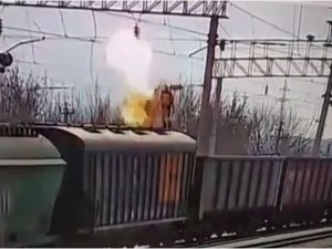 Rusya’da Tren Vagonlarının Üzerinde Oyun Oynayan Çocuk Elektrik Akımına Kapıldı