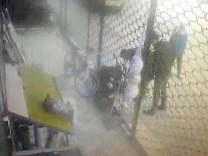 Sürü Halinde Dolaşan Köpeklerin Saldırısına Çantasıyla Direndi