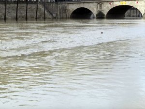 Paris’te Seine Nehri Suları Yükseldi, Bölge Trafiğe Kapatıldı