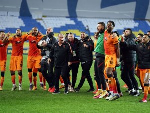 Galatasaraylı Futbolcular Galibiyet Deplasman Tribününde Kutladı