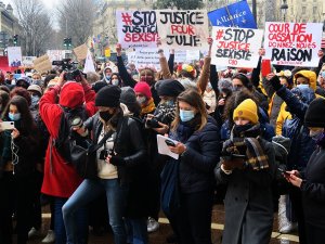 Fransa’da 13 Yaşındaki Kız Çocuğuna Tecavüz Eden İtfaiyecilerin Yargılanması İçin Protesto