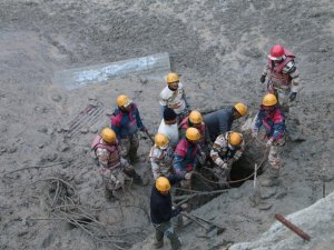 Hindistan’daki Buzul Felaketinde Ölü Sayısı 14’e Yükseldi