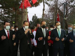 Bakan Kasapoğlu, Şehit Astsubay Ömer Halisdemir’in Kabrini Ziyaret Etti