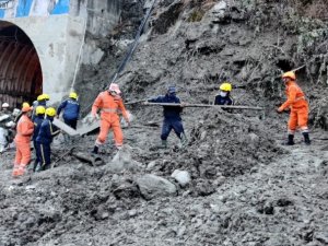 Hindistan’daki Buzul Felaketinde Can Kaybı 28’e Ulaştı