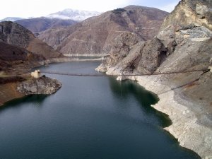 Kürtün Baraj Gölü Üzerindeki 165 Metre Uzunluğundaki Asma Köprü Yöre Halkının Ulaşımını Sağlıyor