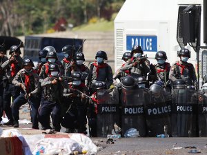 Myanmar’da Darbe Karşıtı Protestoculara Plastik Mermili Müdahale: 4 Yaralı