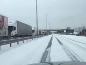 Ukrayna’da Yoğun Kar Yağışı Nedeniyle Bine Yakın Tır Yolda Mahsur Kaldı