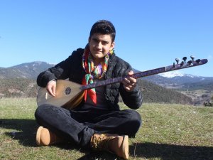 3 Parmağıyla Bağlama Çalan Genç, Usta Sanatçılara Taş Çıkartıyor