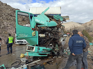 Rize Plakalı Tır Başkent’te Çöp Kamyonu ile Çarpıştı 6 Yaralı