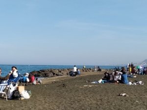 Güneşli Ve Sıcak Havayı Fırsat Bilen Trabzonlular Sahillere Akın Etti