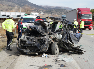 Çorum'da Otomobil Mangan Cevheri Yüklü Tıra Çarptı 1 Ölü, 2 Yaralı