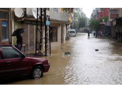 Alaplı'da Ev İş Yerlerini Su Bastı